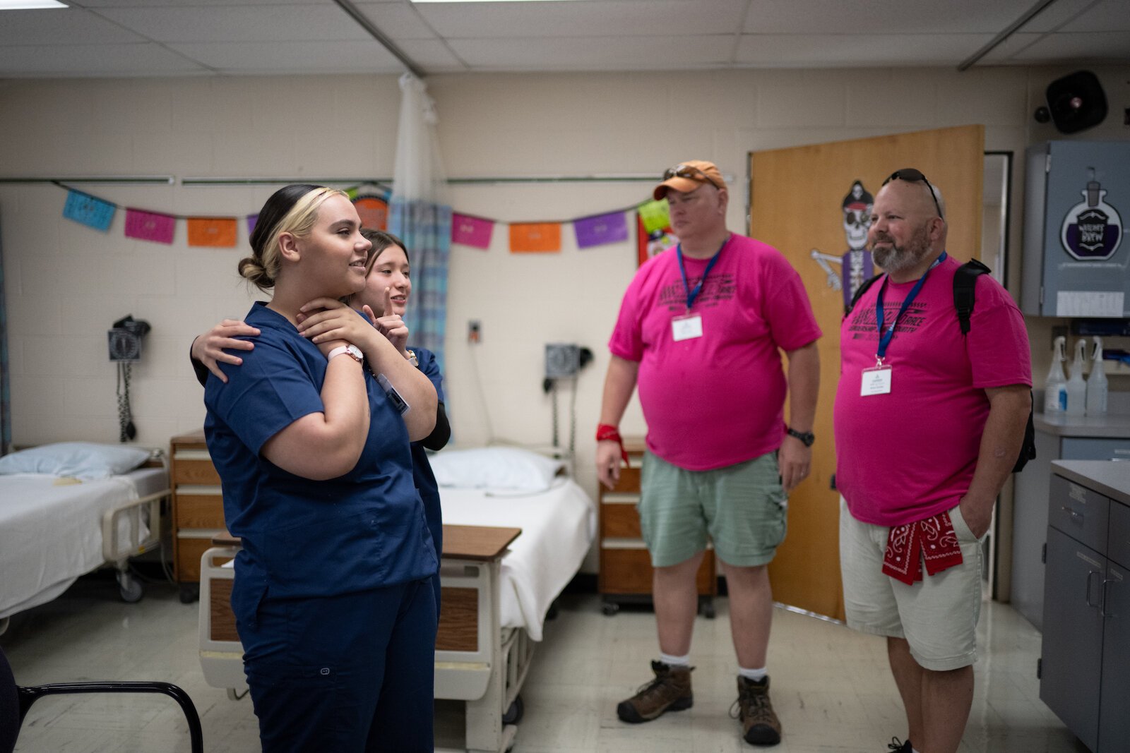 Nursing students demonstrate abdominal thrusts on a choking patient for Community Leadership Academy participants.