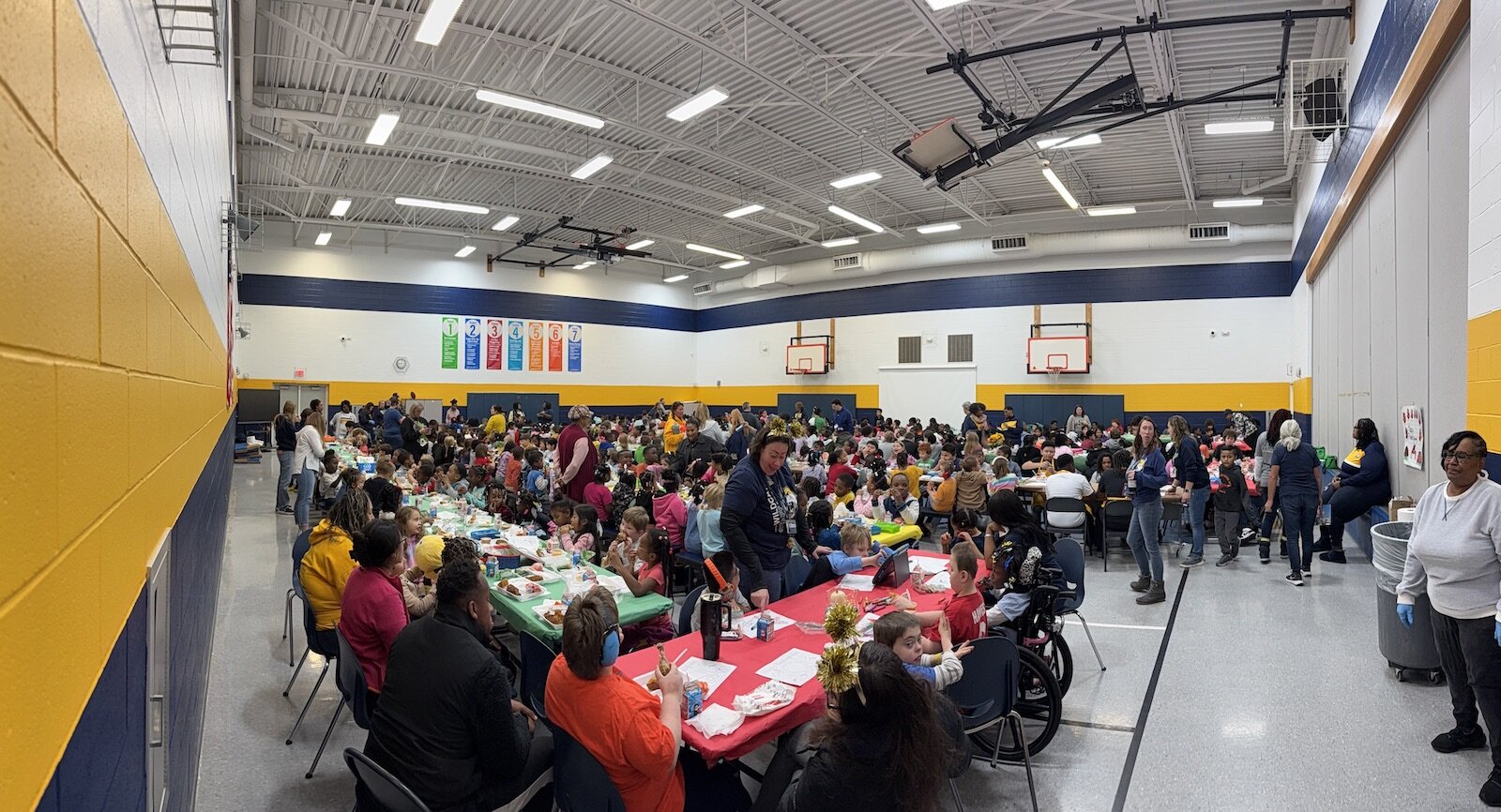 ‘Fulton’s Longest Table’, a continuous table of several hundred people, meant to celebrate Thanksgiving.