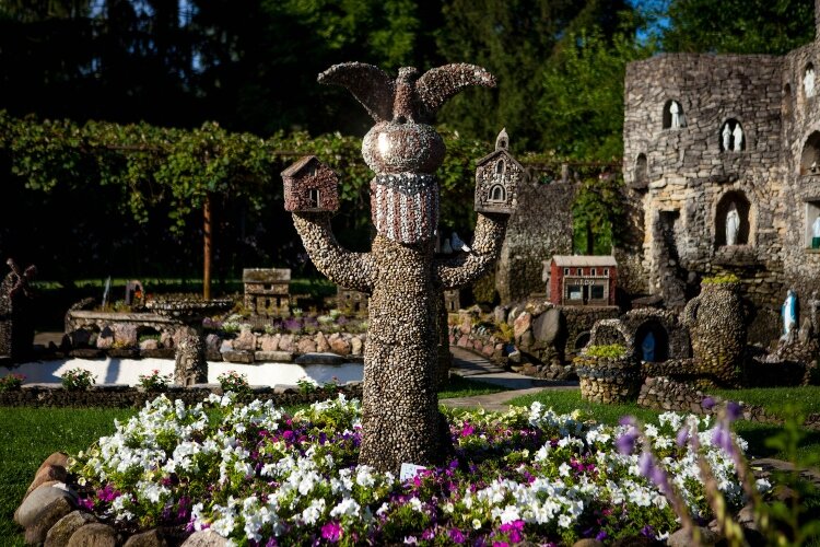 Unique and interesting art pieces like this one where dreamed up by the imagination of Ben Hartman, who build the Hartman Rock Garden.