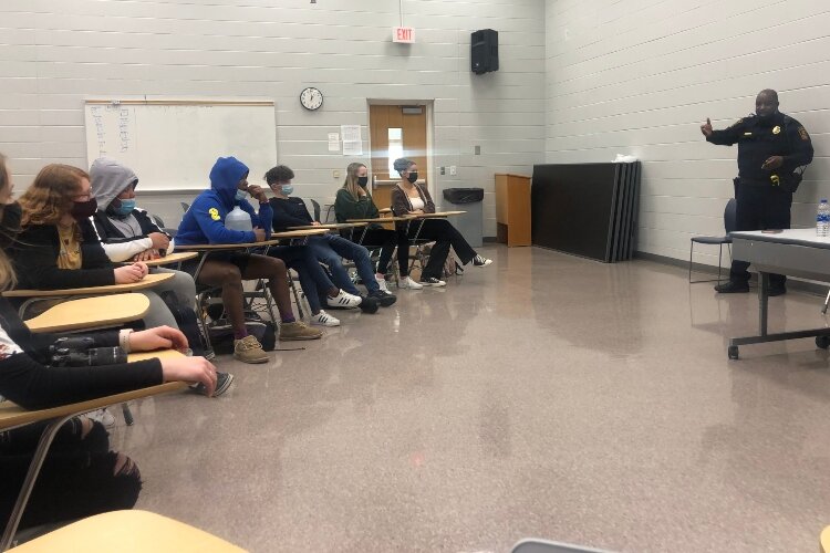 Recently some Springfield High School Students and Springfield Police Division officers gathered for a community outreach program organized by Leaders of Change to provide an outlet for open conversation between the students and officers.