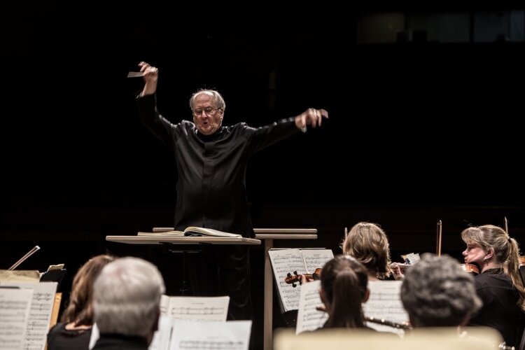 Peter Stafford Wilson conducting the Springfield Symphony Orchestra.