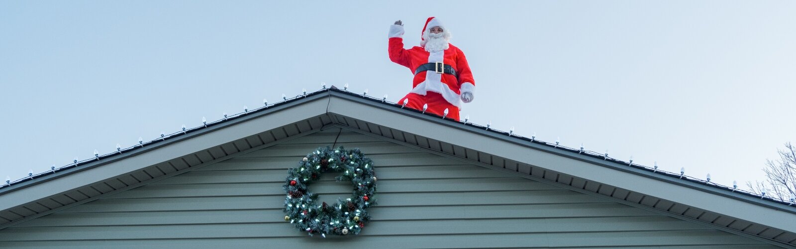 Kevin Elliott climbs atop his roof as Santa to reignite a holiday tradition in Ramar Estates.